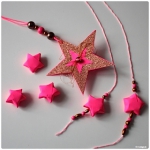 Neon-pinkfarbene Sterne aus Papier basteln